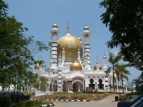 De Grote Moskee van Gorontalo: Een Architecturale Pracht en een Spirituele Oase!