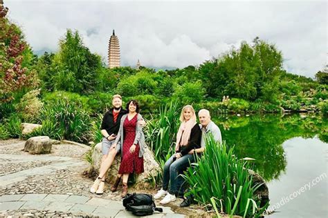 De Pagoda van de Drie Pagodes: Een monumentale reis door de geschiedenis en een onverwachte selfie-locatie!