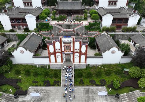 De Qu Yuan Tempel! Een eerbetoon aan de dichter en zijn historische betekenis