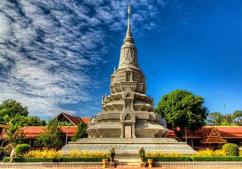 De Pagoda van het Zilveren Licht! Een Reis Door de Tijd en Spiritualiteit!