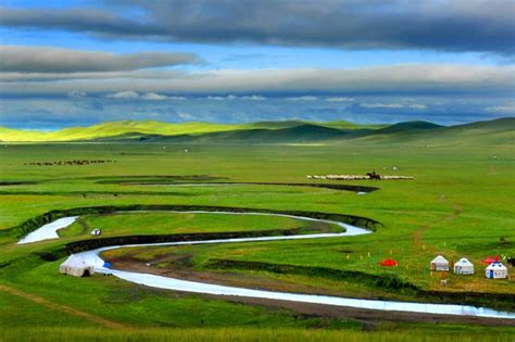 De Blauwe Rivier: Een Oase van Kleur en Vrede in Hulunbuir!